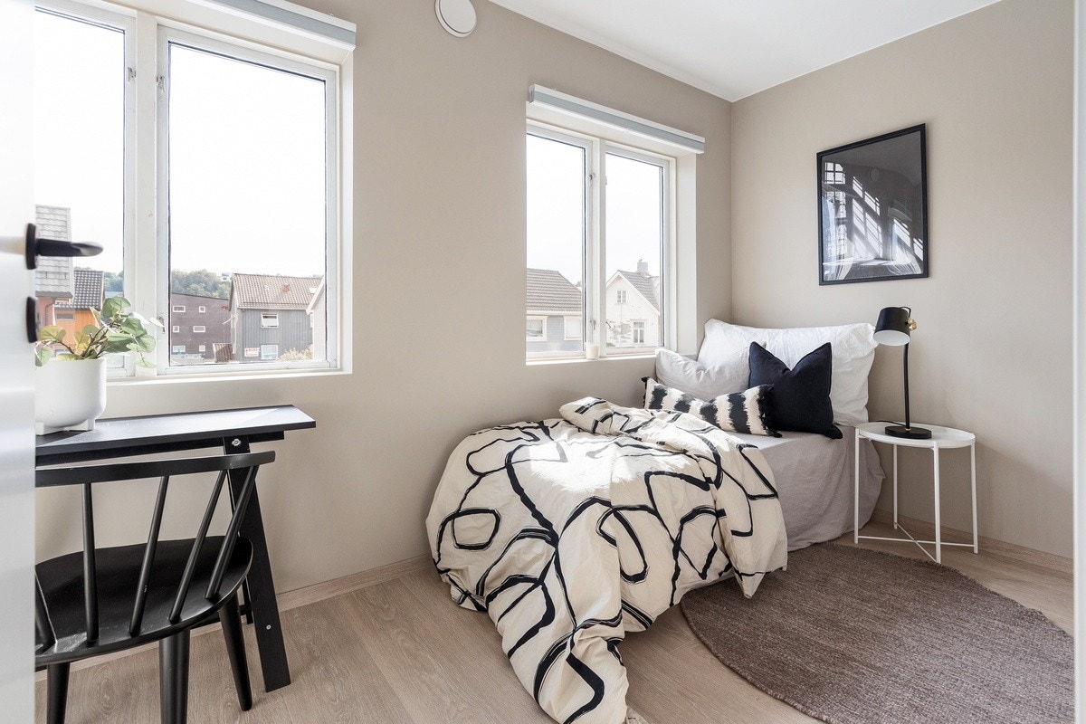 Soverommene er av god størrelse med plass til det man trenger. Nye garderobeskap med speilfronter, panelovn og solskjerming medfølger. Seng kan også medfølge. Dette er Solen Galleribilde