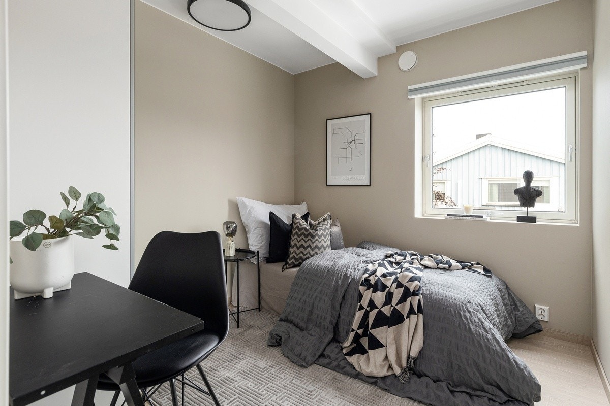 Soverommene er av god størrelse med plass til det man trenger. Nye garderobeskap med speilfronter, panelovn og solskjerming medfølger. Seng kan også medfølge. Dette er Mars Galleribilde