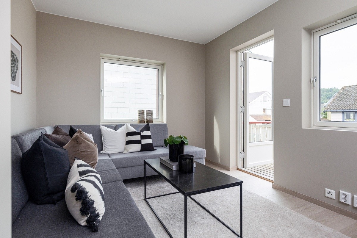 Stuen har praktisk utgang til privat, vestvendt veranda på 8 kvm med svært gode solforhold. Galleribilde