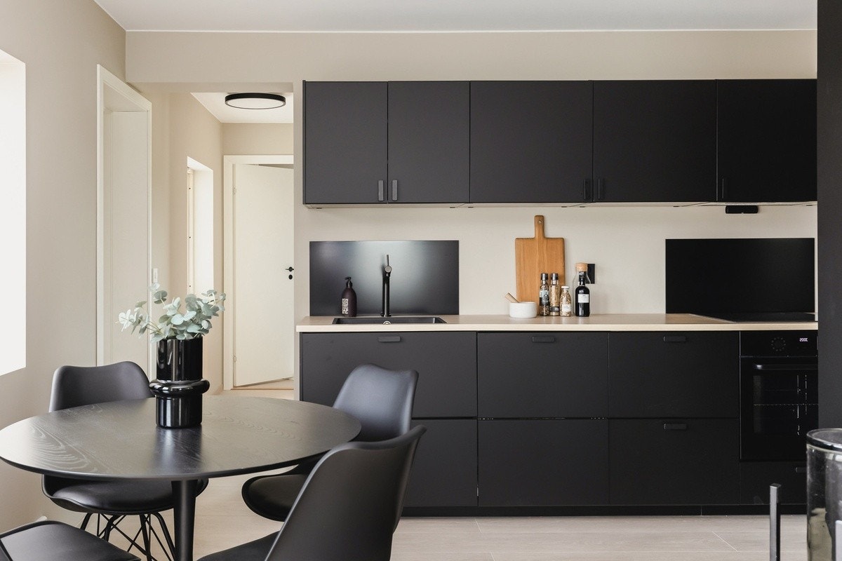 Råstilig kjøkken med integrerte hvitevarer og alt av kjøkkentilbehør. Kjøkkenet er nytt fra 2022/2023. Galleribilde