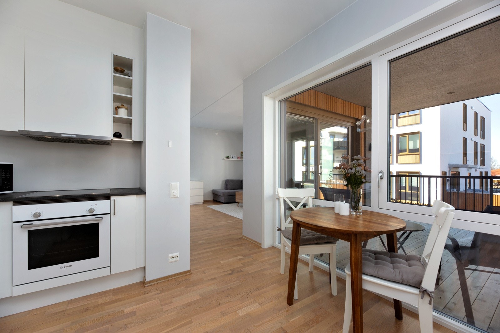 Det er plass til et spisebord ved vinduet. Galleribilde