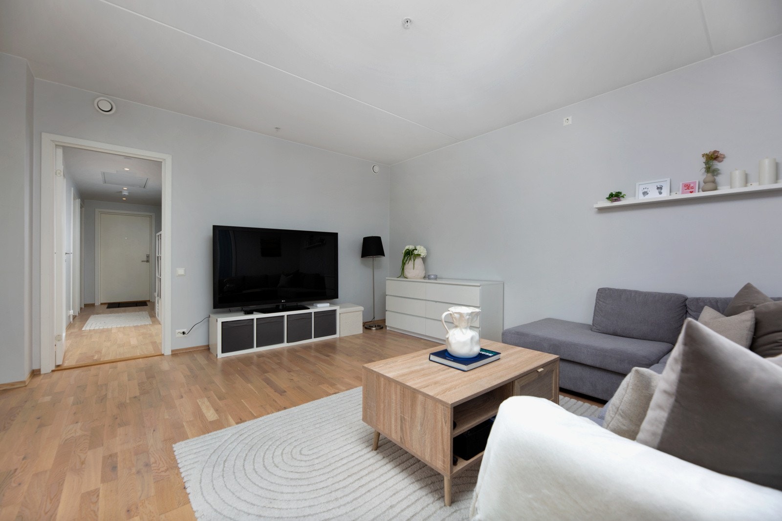 Leiligheten er vel gjennomført med tidløse overflater og pen tre-stavs parkett på gulv. Galleribilde