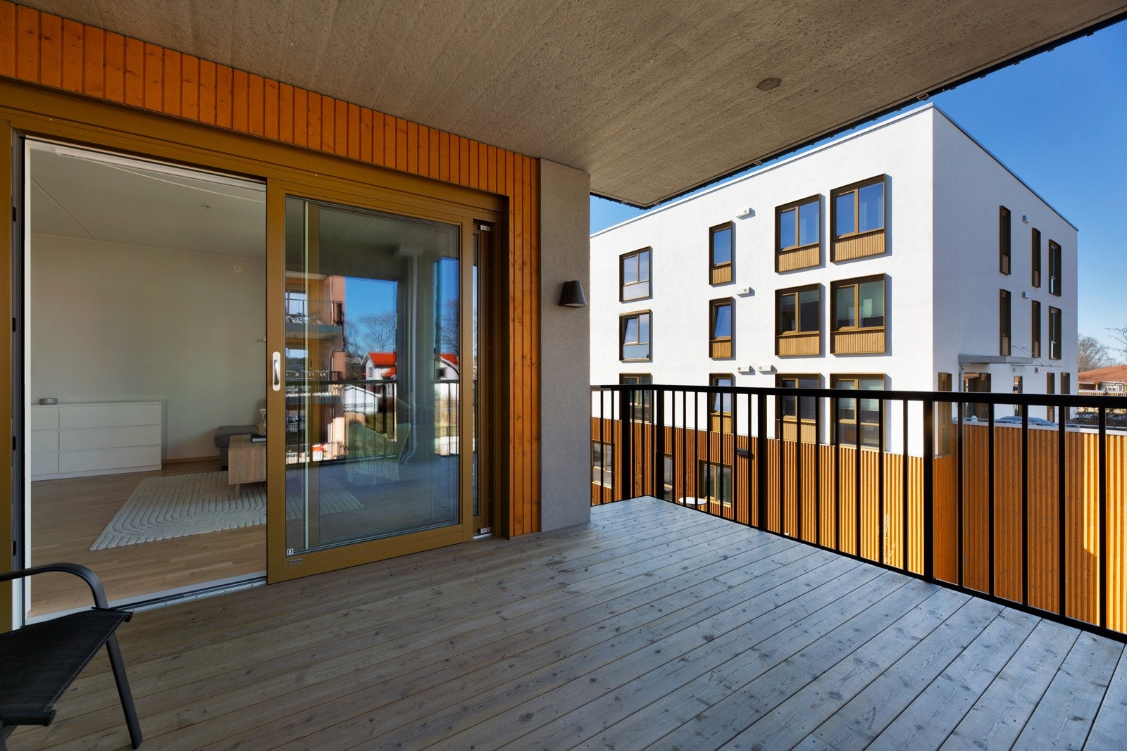 Balkongen fungerer utmerket som en forlengelse av boligen i sommerhalvåret. Galleribilde