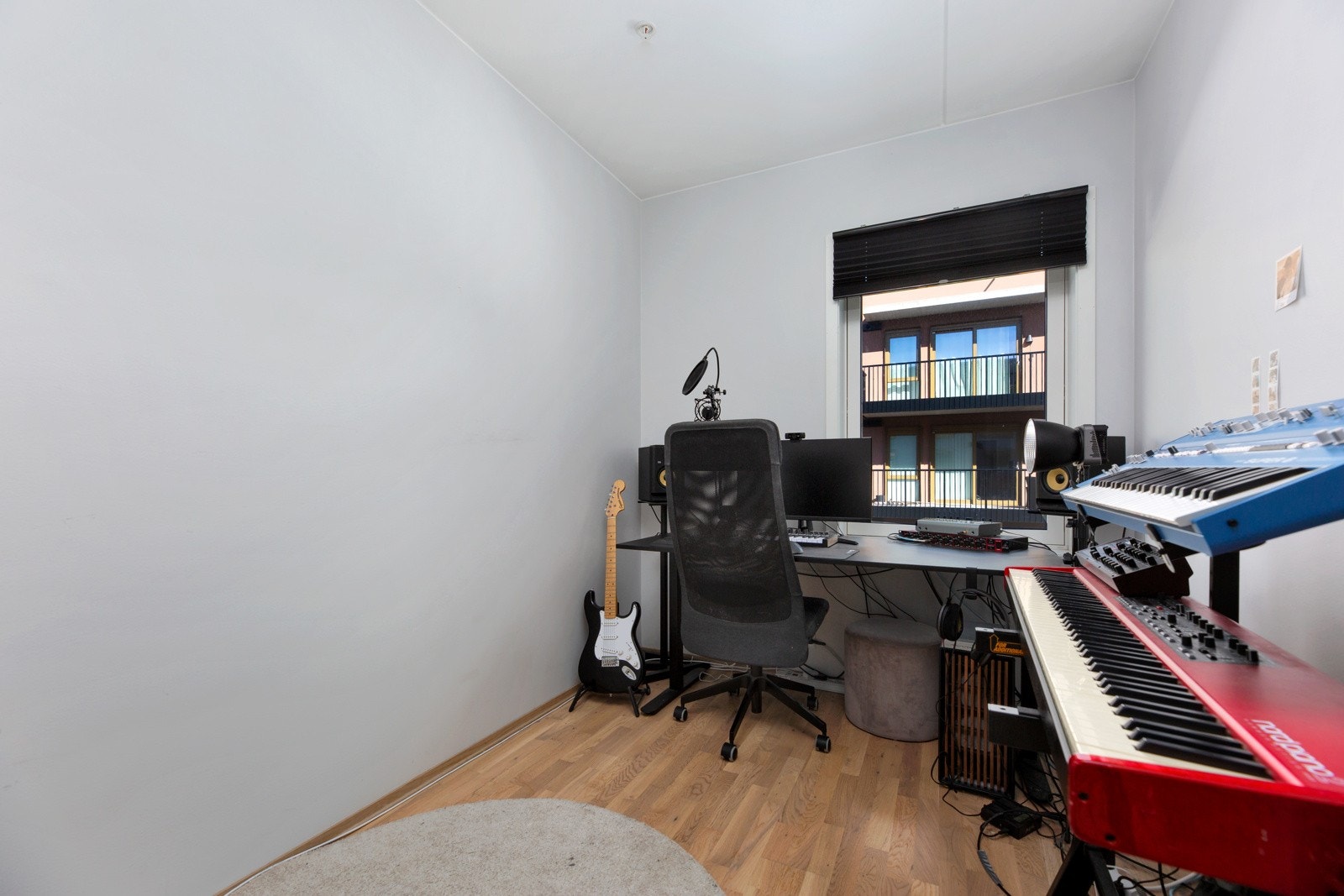 Det andre soverommet har plass til seng, skrivepult, garderobeløsning eller annet ønsket møblement. Egner seg ypperlig som barnerom, gjesteværelse eller hjemmekontor. Galleribilde