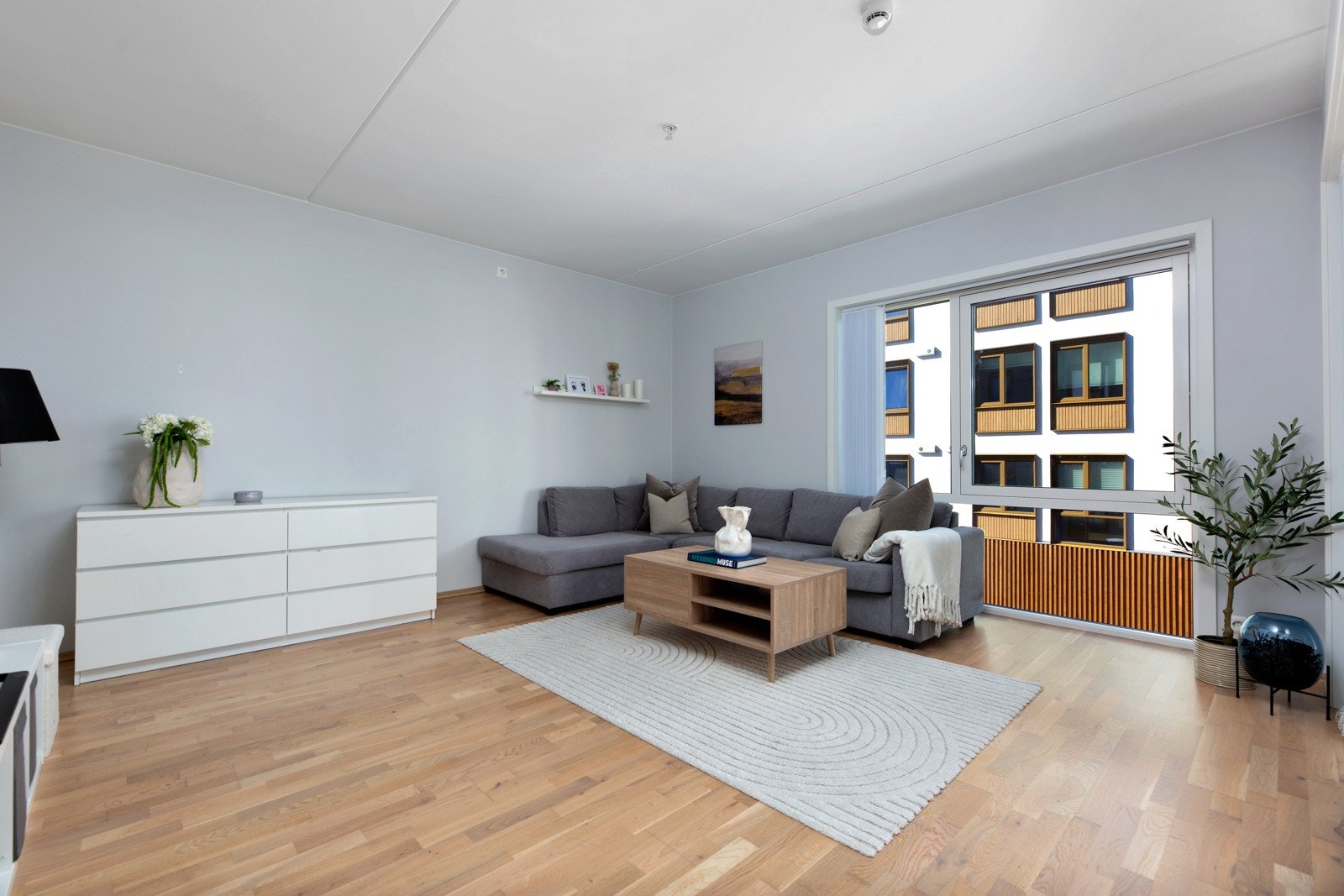 Leiligheten ligger fint til i byggets 3.etasje med heisadkomst. Galleribilde