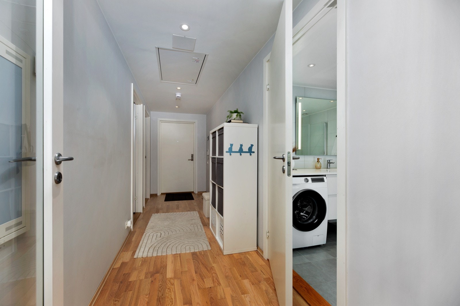 Lys og romslig entré som gir et godt førsteinntrykk av leiligheten. Galleribilde