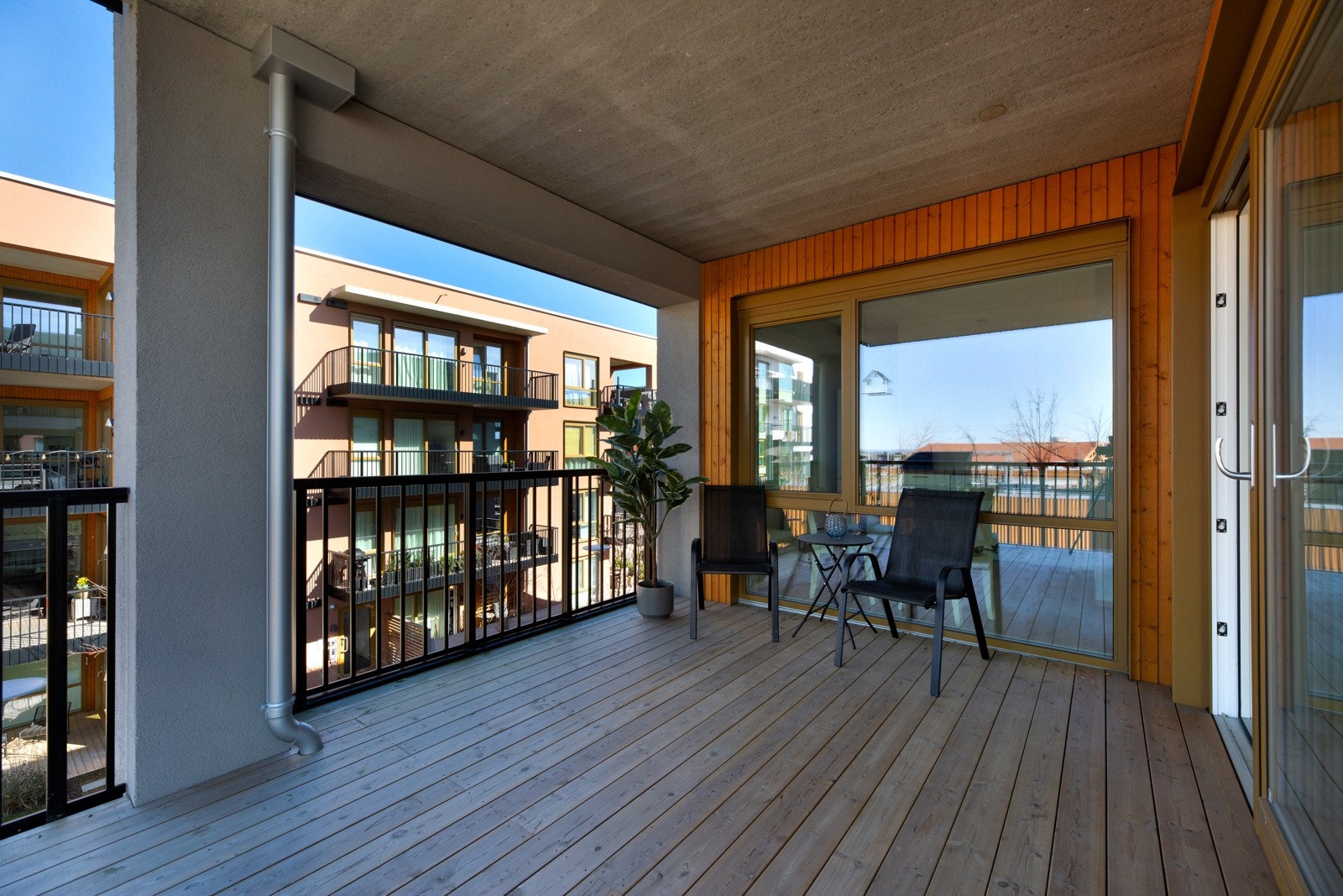 God plass til sittegrupper, grill og hyggelig beplantning. Galleribilde