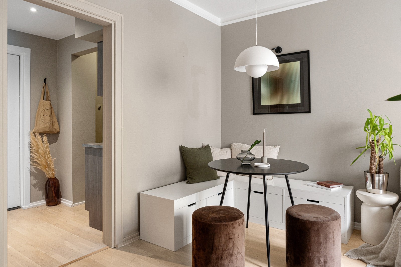 Fra stuen har du enkel tilgang til kjøkkenet som er i delvis åpen løsning for å optimaliserer romutnyttelsen. Galleribilde