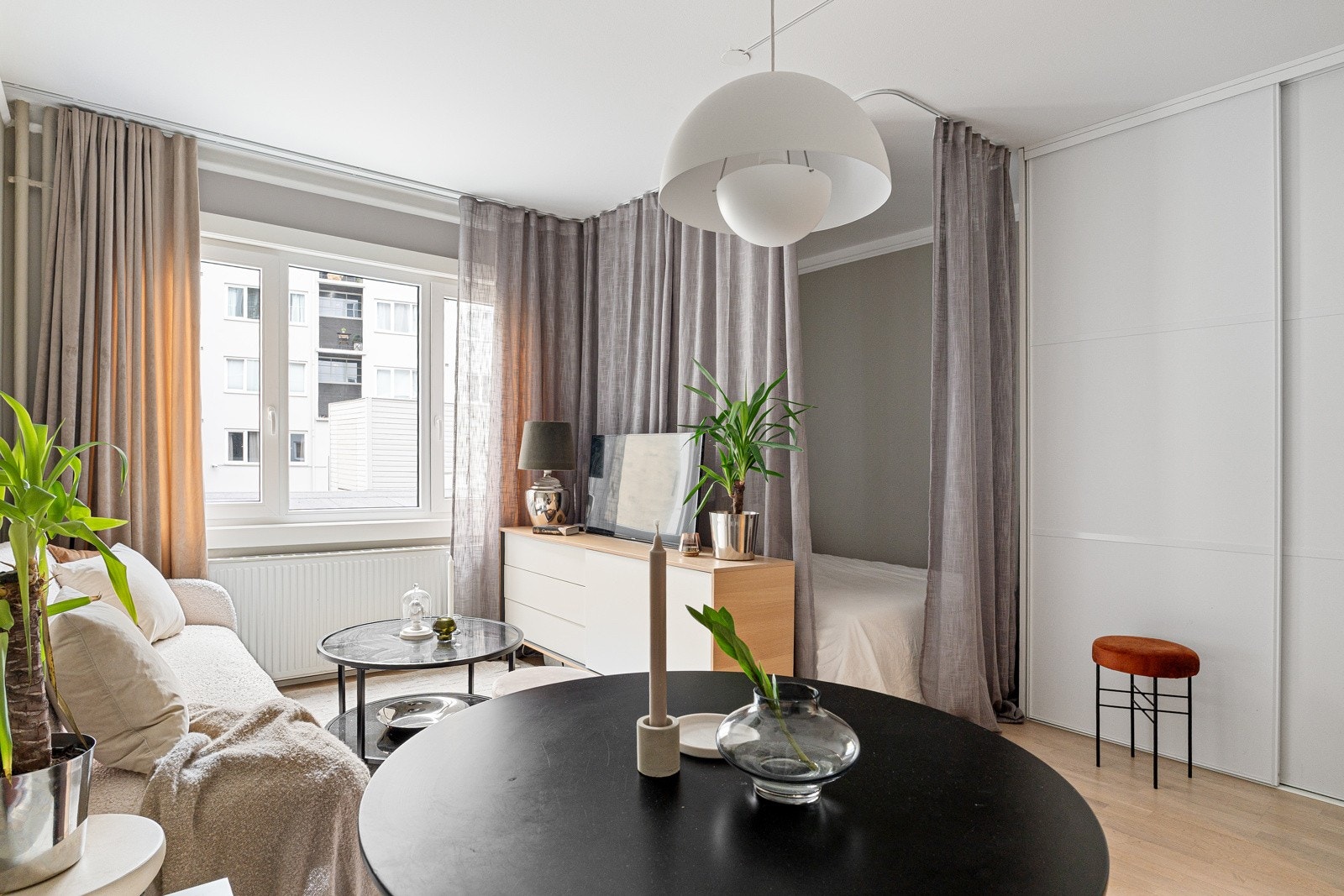 Innvendig fremstår leiligheten som svært innbydende med god standard, herlig romfølelse og smakfulle overflater. Galleribilde