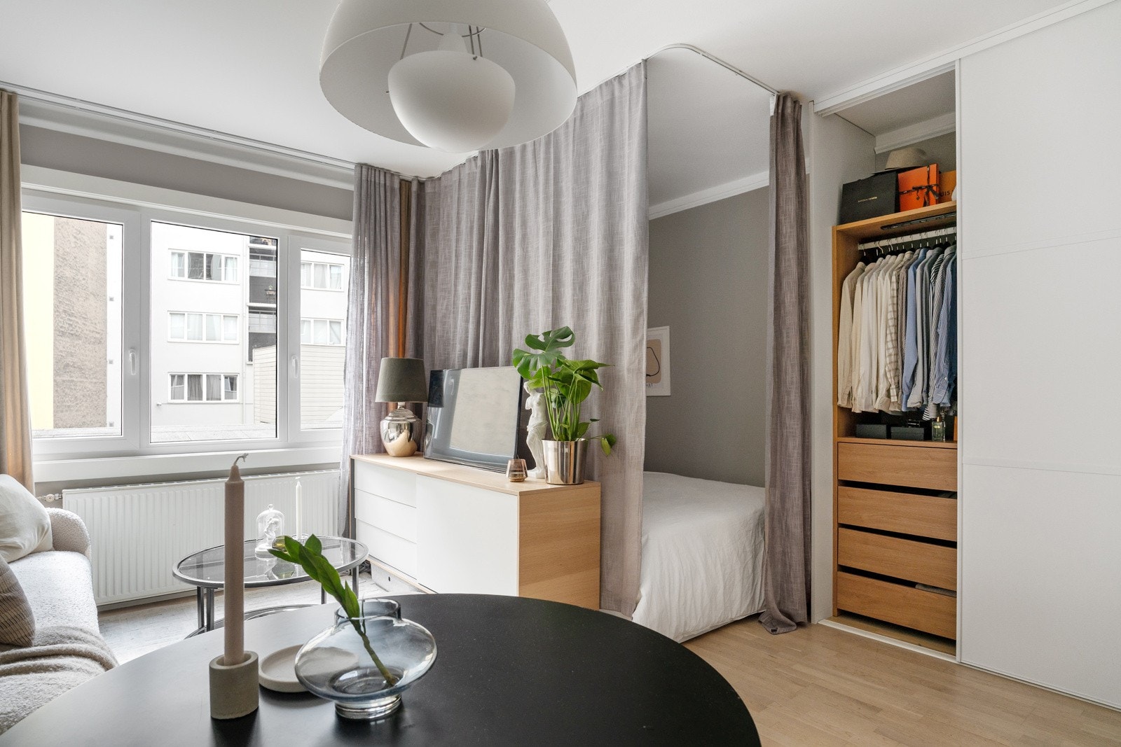 Selger har etablert praktisk sovealkove. Galleribilde