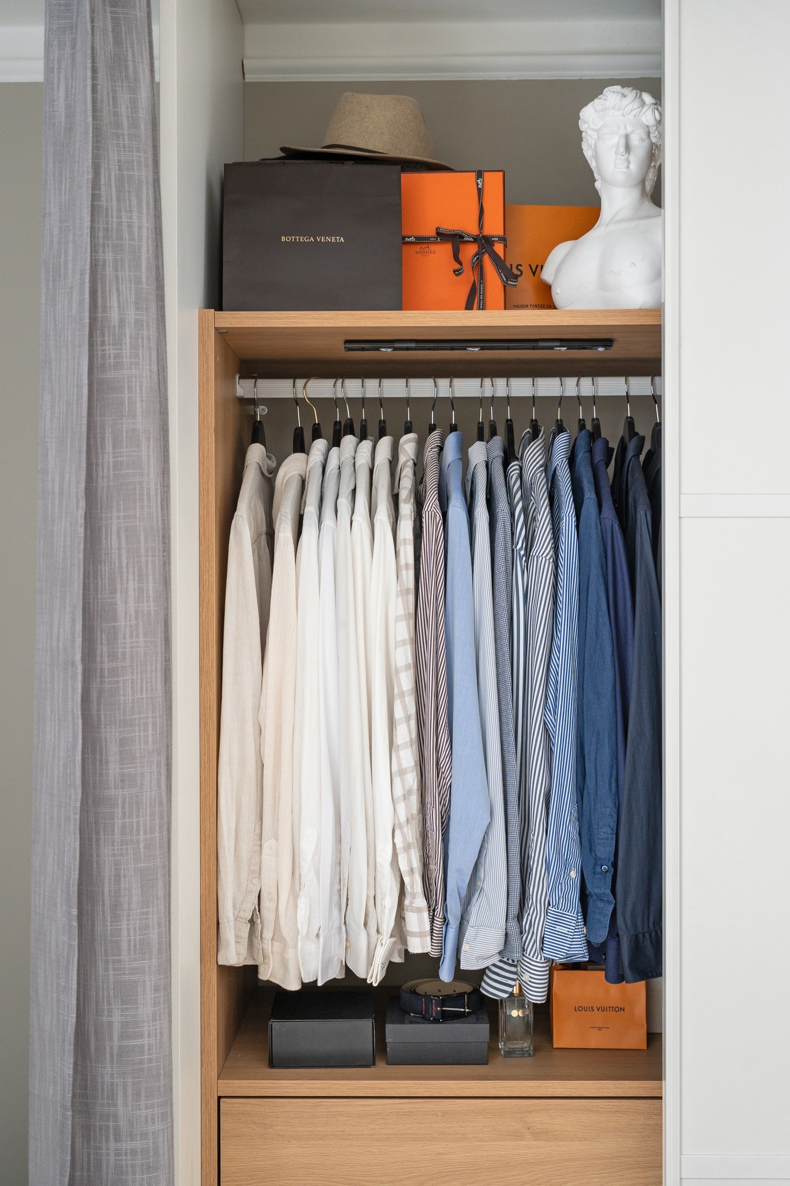 I tillegg er det gode oppbevaringsmuligheter i plassbygd garderobeskap i stue. Galleribilde