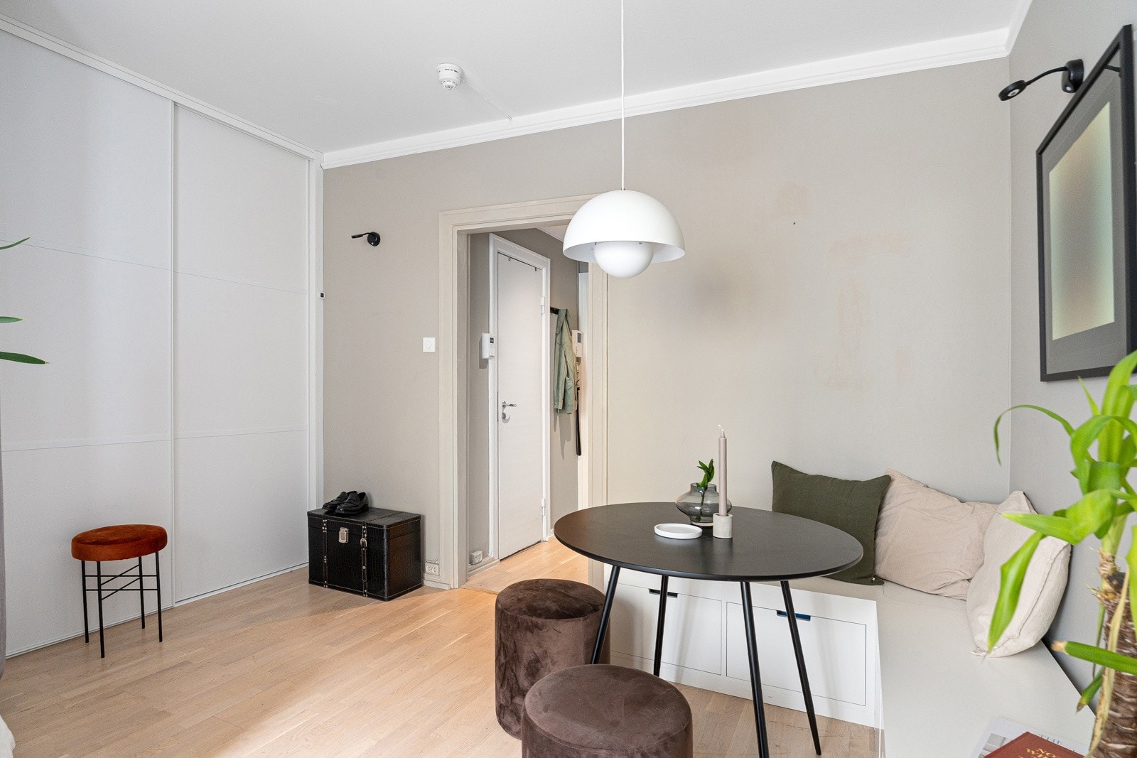 Her er det plass til sofa og spisegruppe. Galleribilde