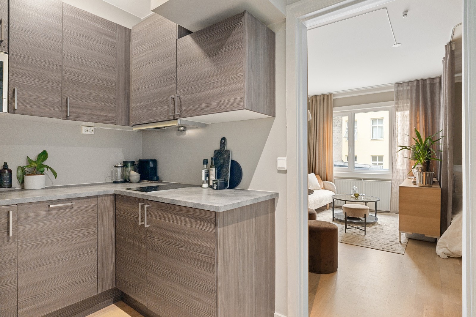 Moderne og delvis åpen kjøkkenløsning med god skap- og benkplass. Galleribilde