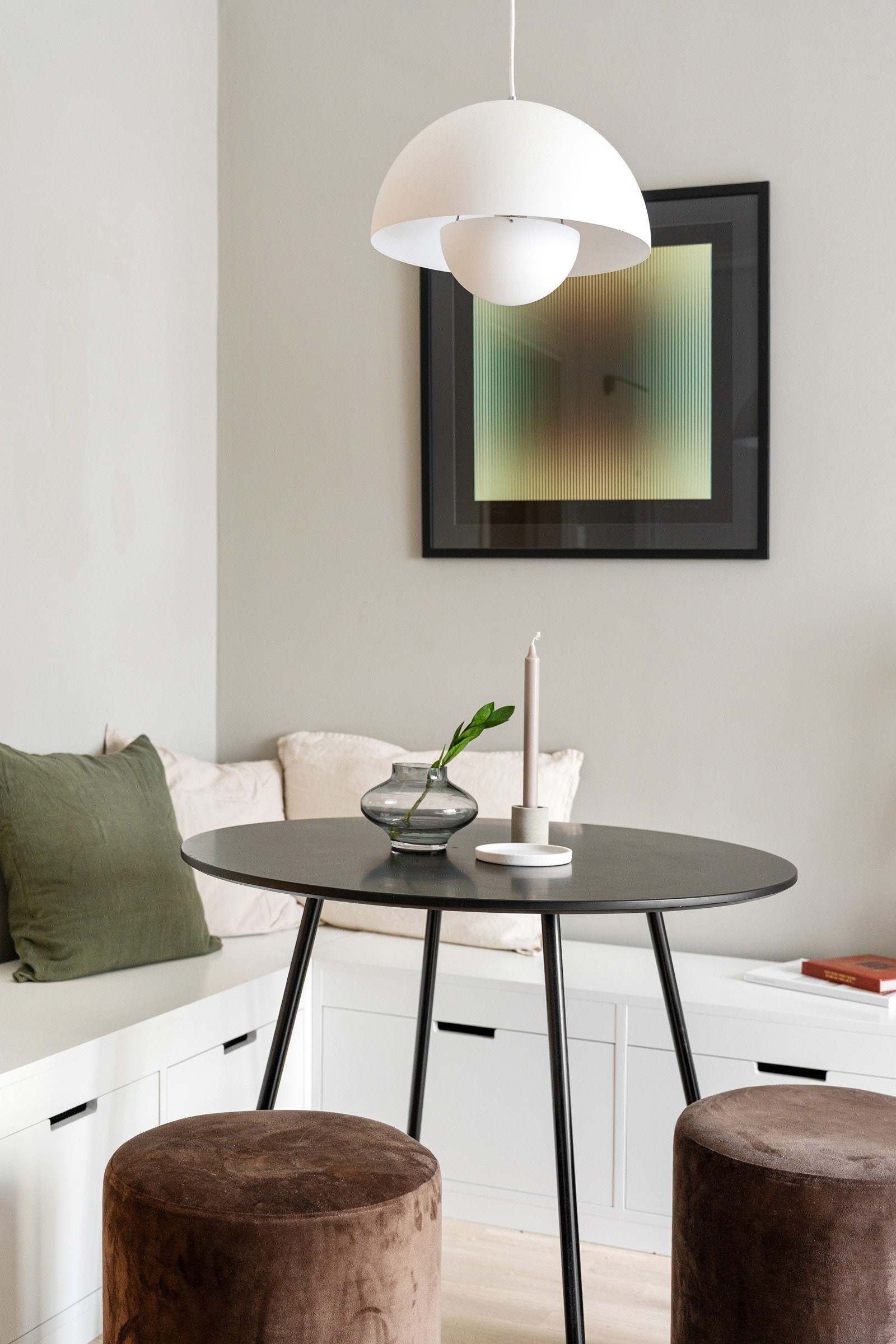 Nymalte overflater i 2024 gir et moderne preg i leiligheten. Galleribilde