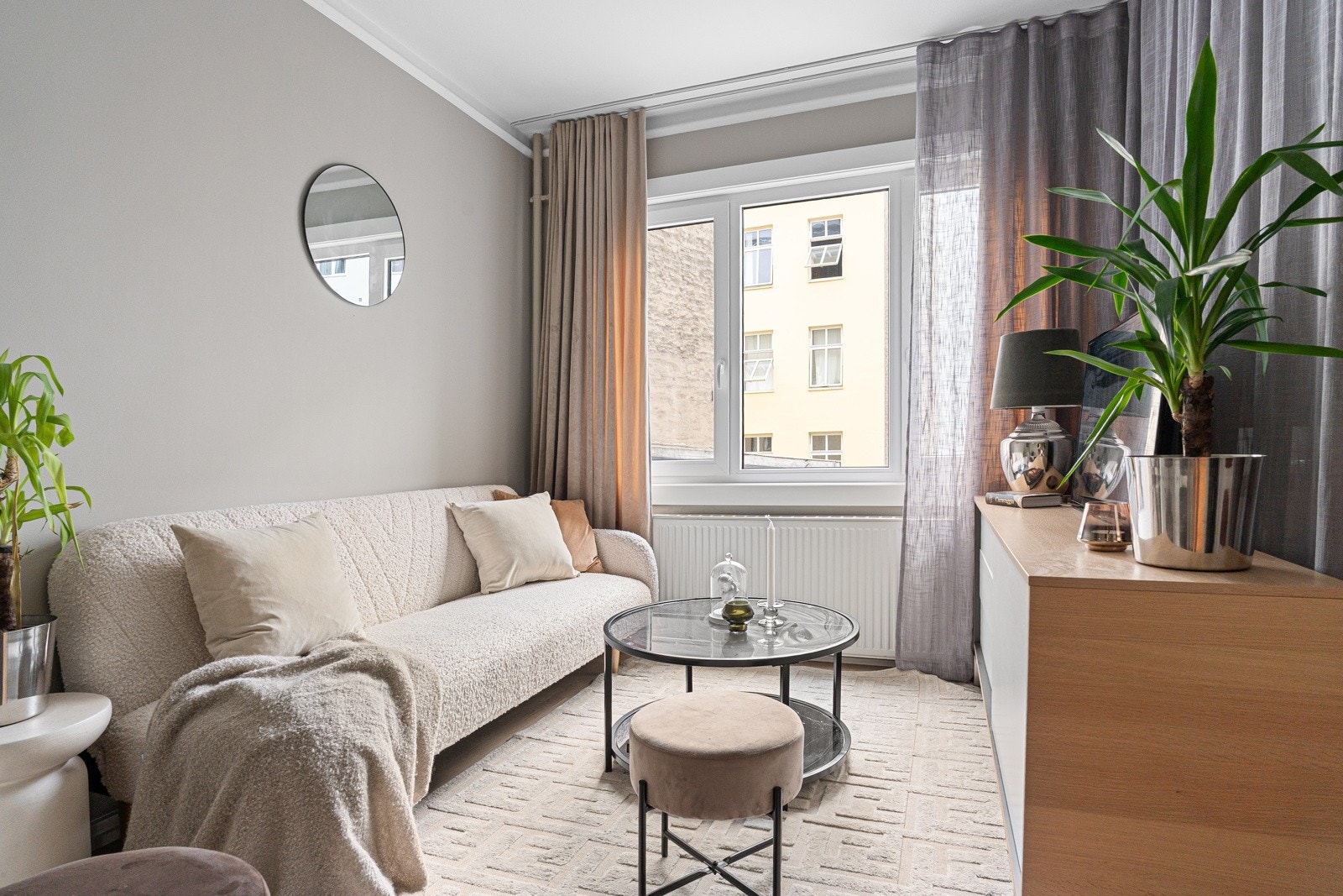 Det romslige arealet gir god plass for møblering, og atmosfæren er luftig og lys. Galleribilde