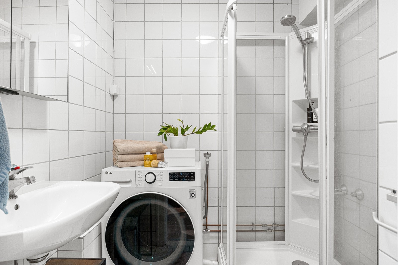 Det er opplegg for vaskemaskin på baderom, i tillegg til et fellesvaskeri med stort og innbydende lokale med inspirasjon fra New Yorks klassiske vaskerier! Galleribilde