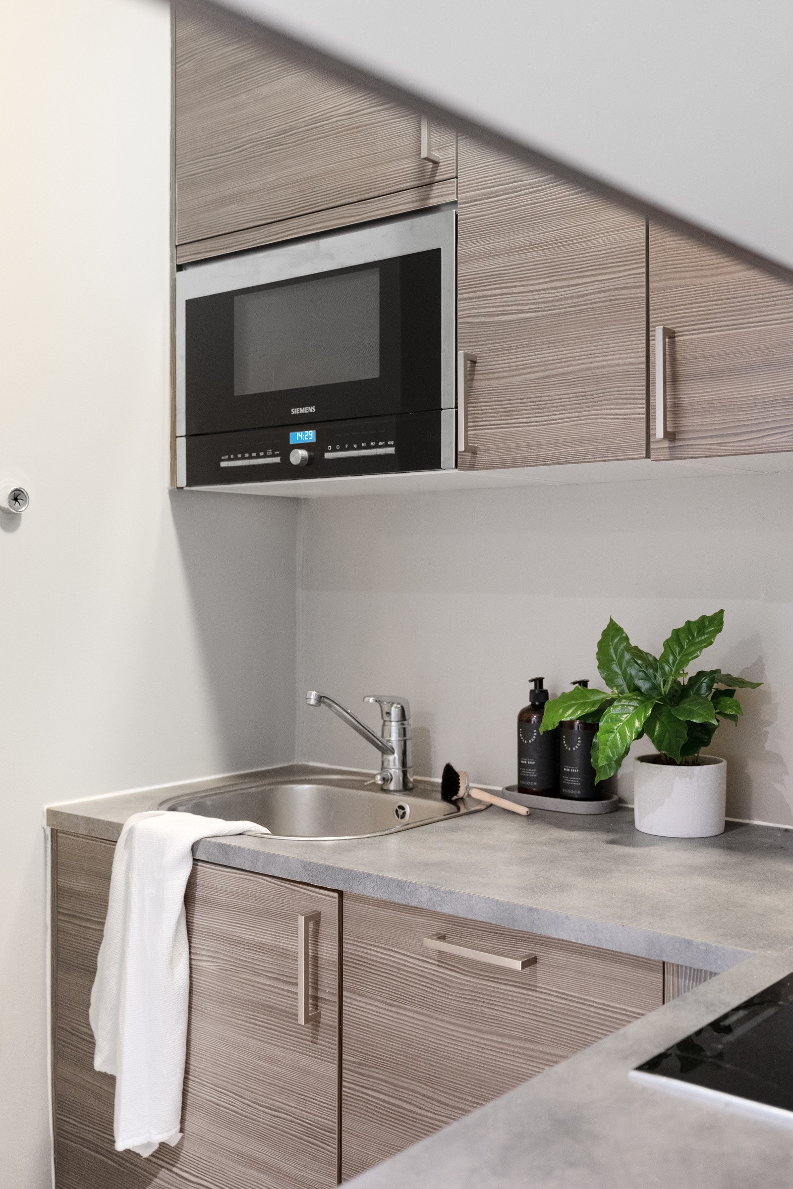 Det er opplegg for platetopp, oppvaskmaskin, kombi stek/mikro og kjøleskap under benk. Galleribilde