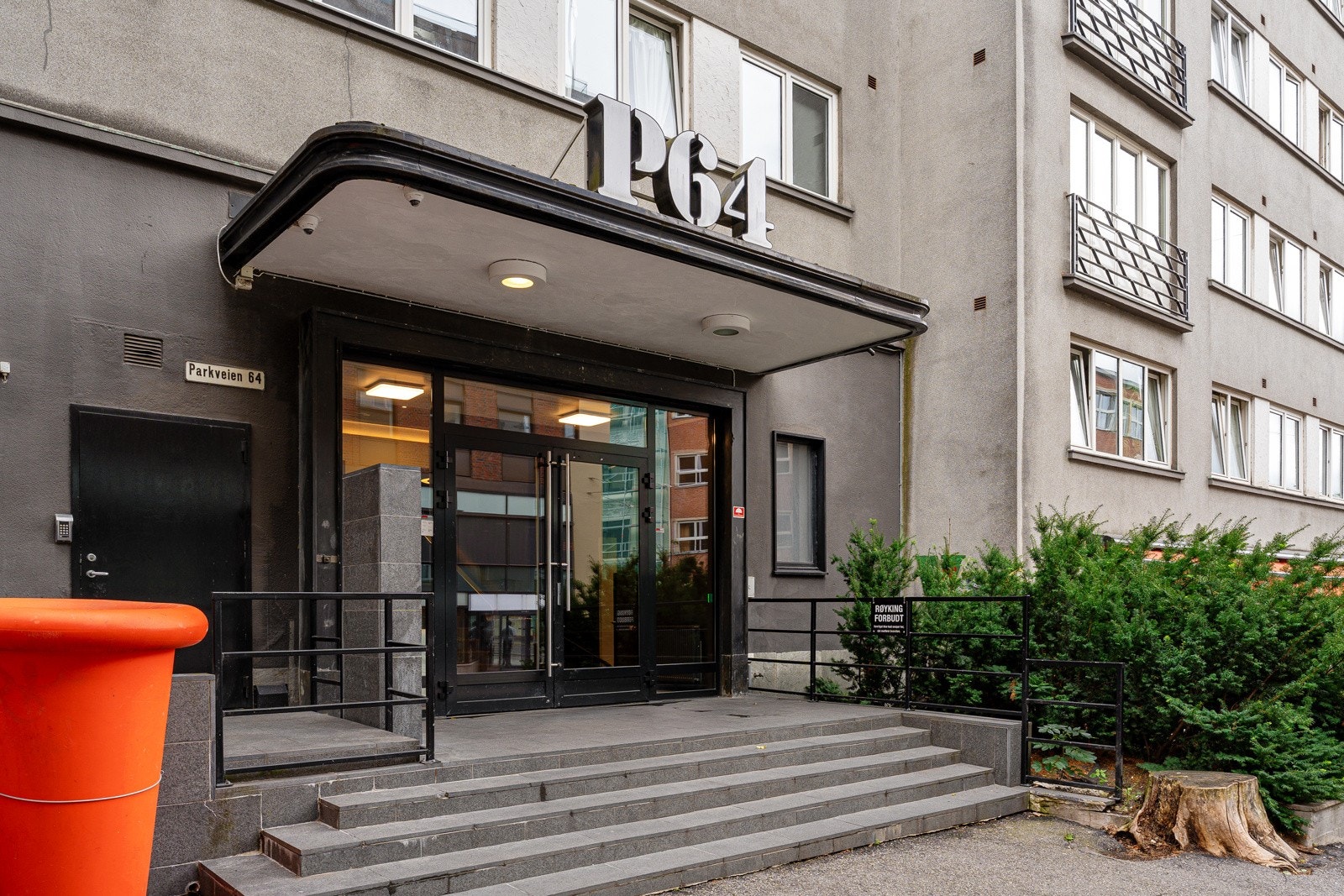 Leiligheten ligger i en attraktiv bygård fra 1935 som de senere årene har blitt pusset opp. Parkveien 64 er kjent for sine unike fasiliteter for beboere. Galleribilde