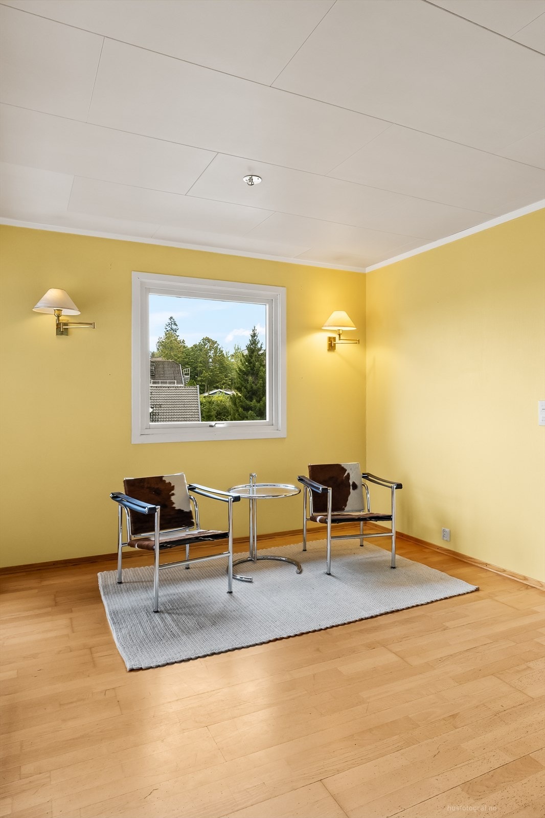 Parkett på gulv, tapet på vegger og plater i himling Galleribilde