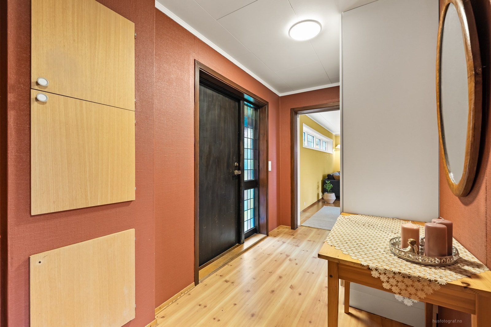 Entré med innebygget skap i glatt utførelse Galleribilde