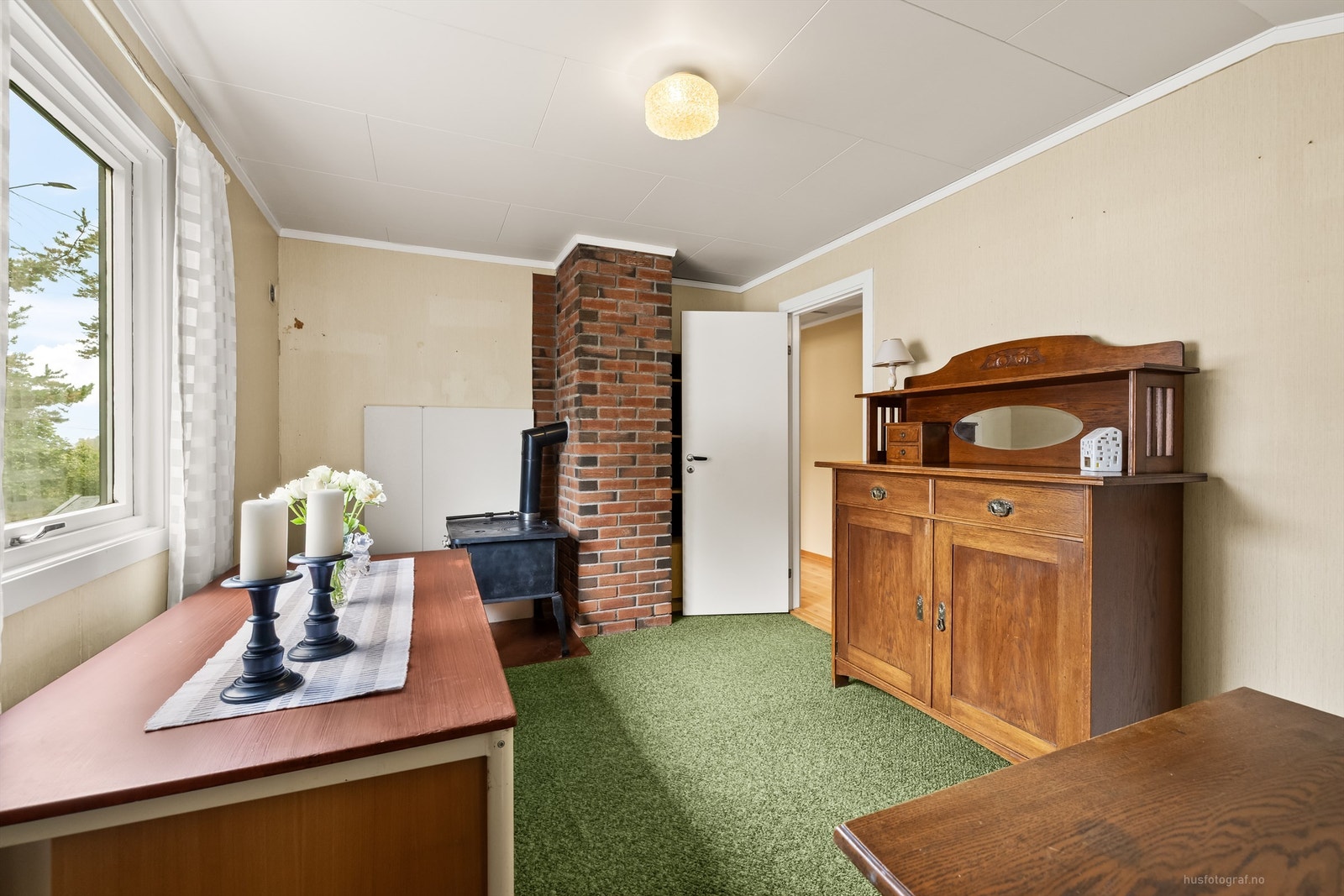 Kontor med frittstående vedovn som har plate på gulv Galleribilde