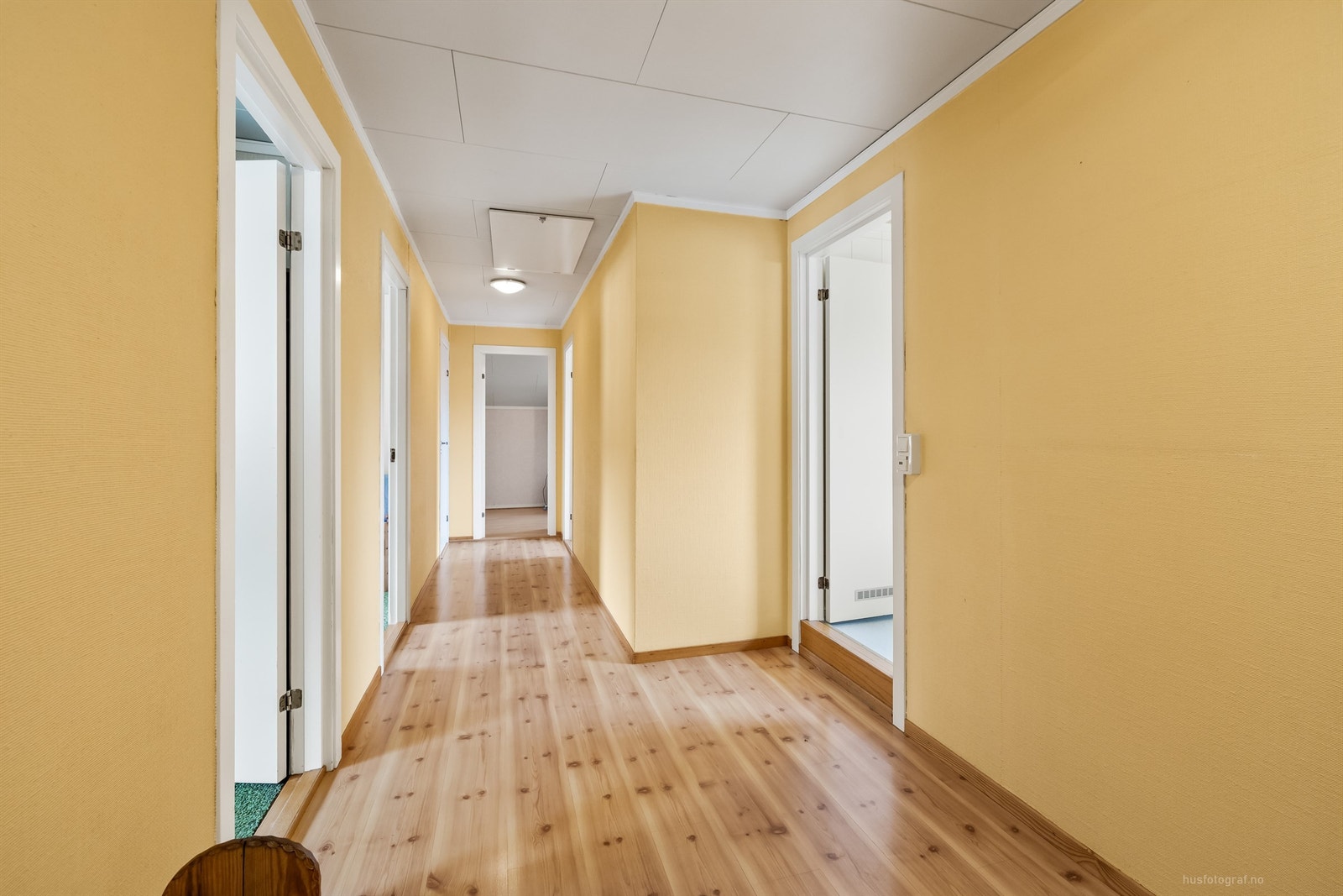 Gang med tilgang til uinnredet kaldtloft via luke Galleribilde