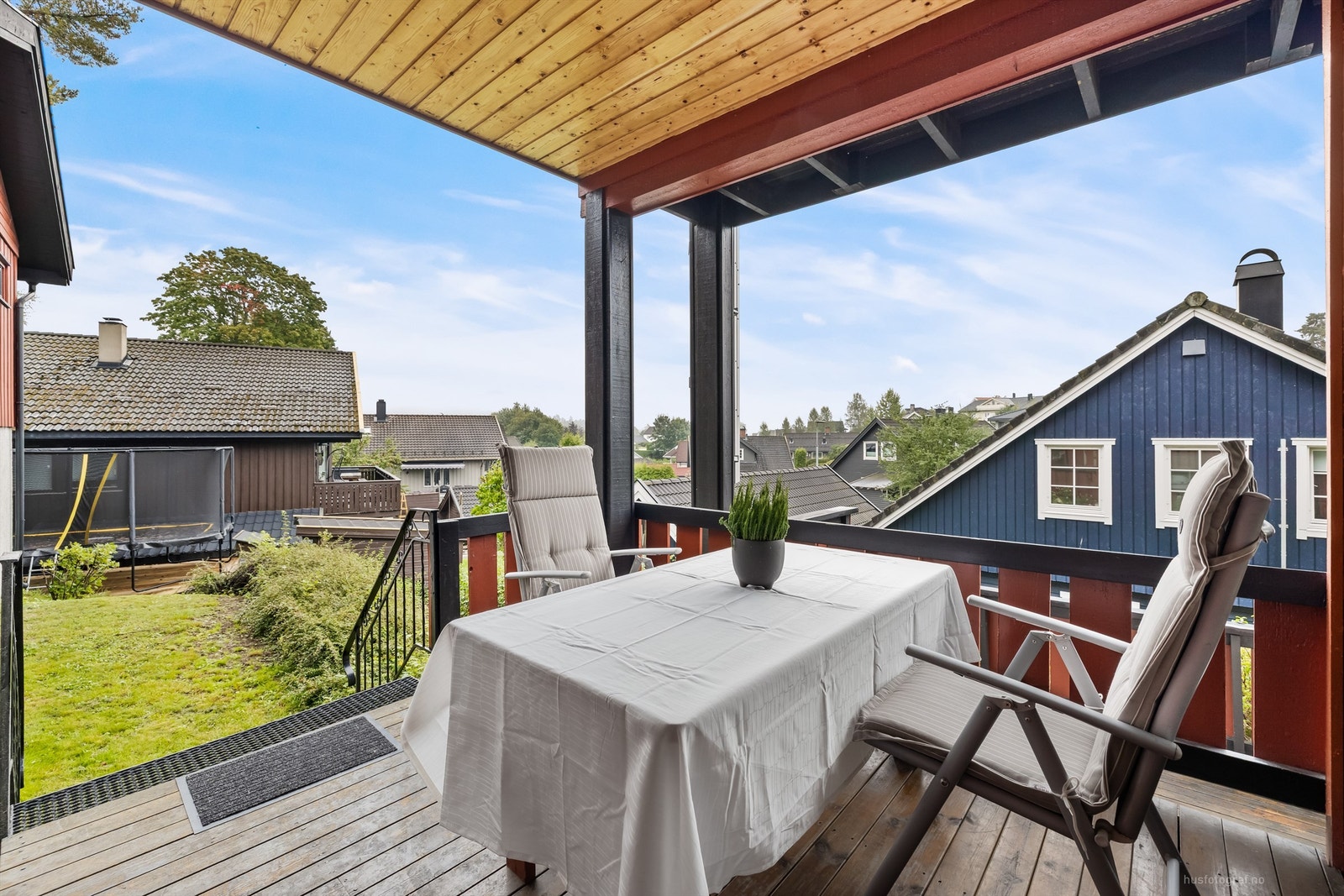 Videre er det trappeadkomst til hageområde Galleribilde