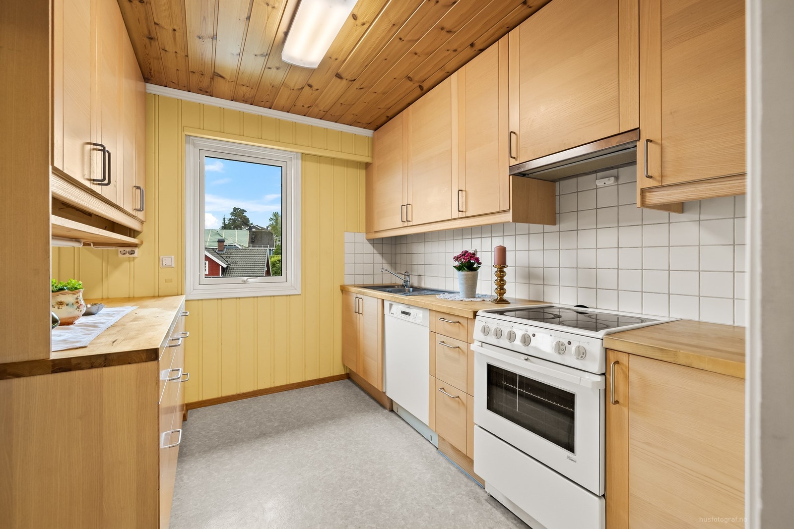 Tilsvarende utførelse på kjøkkenhalvøy med over- og underskap Galleribilde