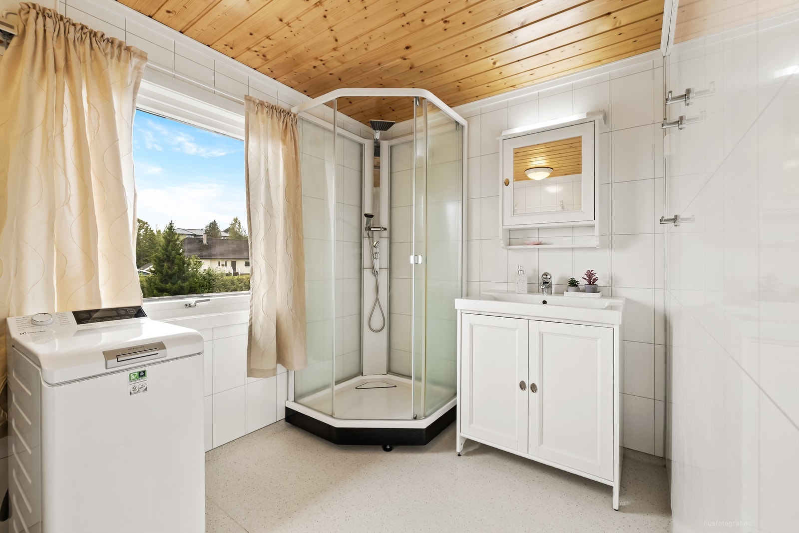 Bad fra ca. 2005 med dusjkabinett som har regnfallsdusj Galleribilde