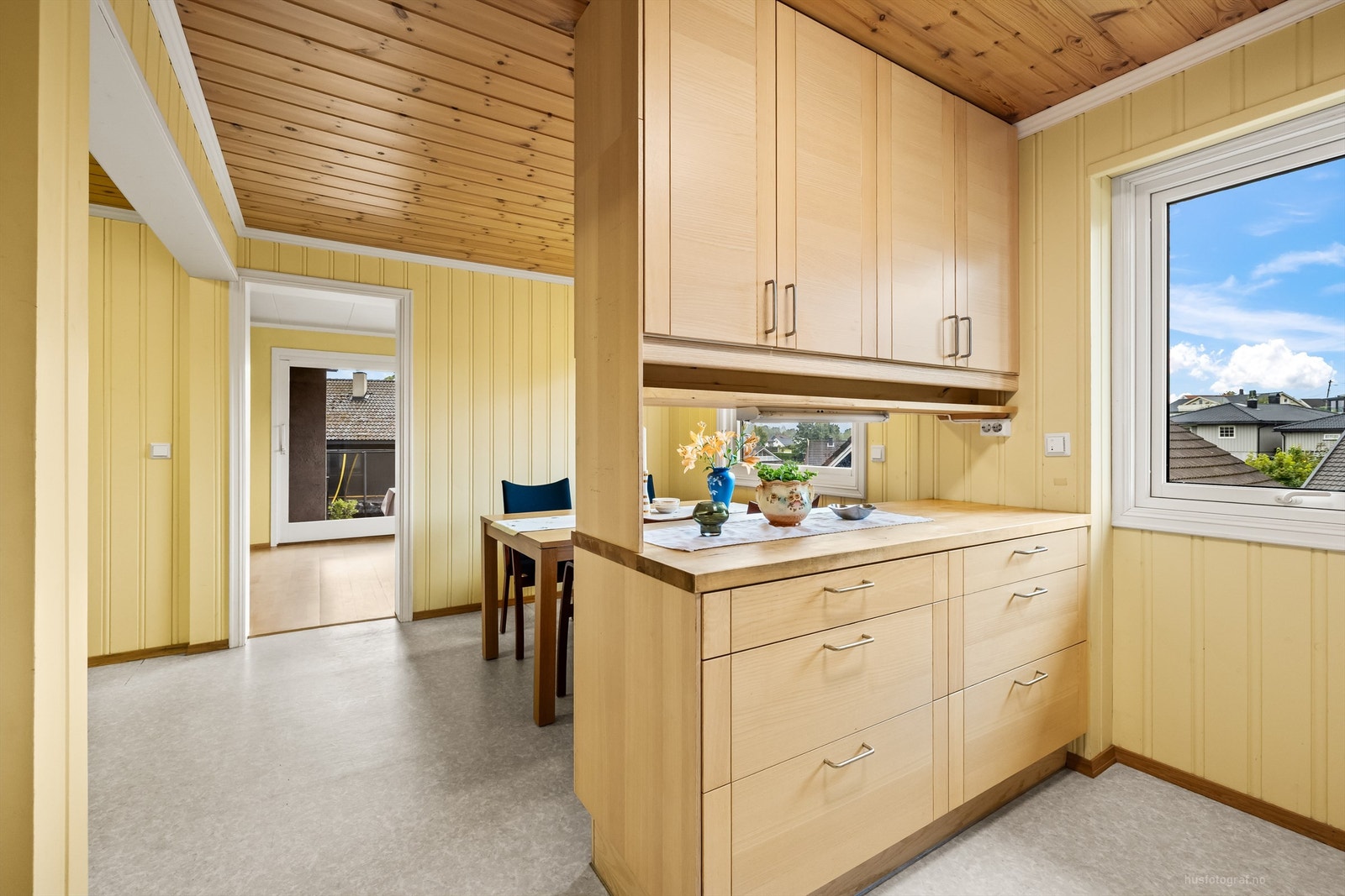 Belegg på gulv, malt panel på vegger og panel i himling Galleribilde