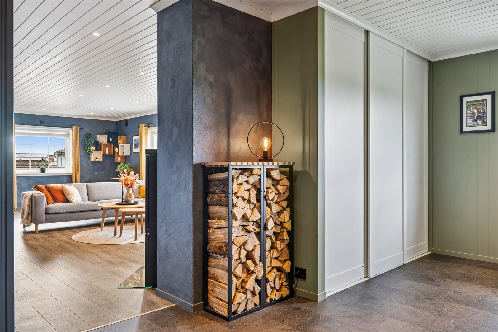 Stor skyvedørsgarderobe i tilknytning til gangen Galleribilde