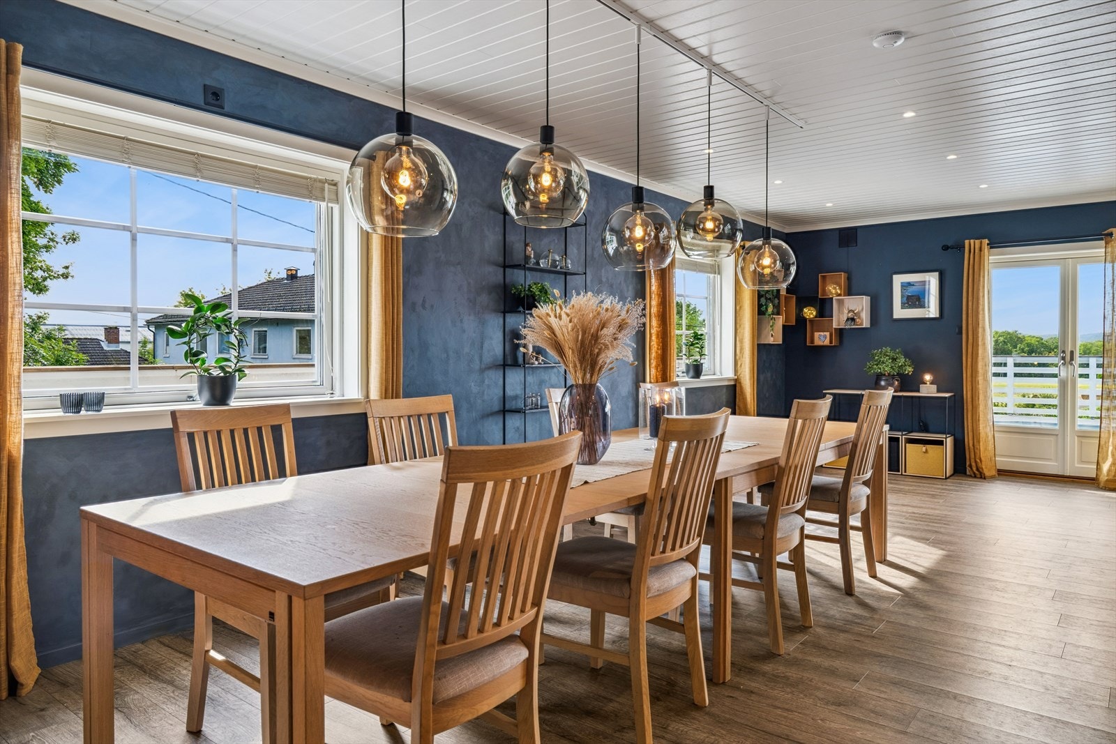 God plass til spisestue i tilknytning til kjøkkenet Galleribilde