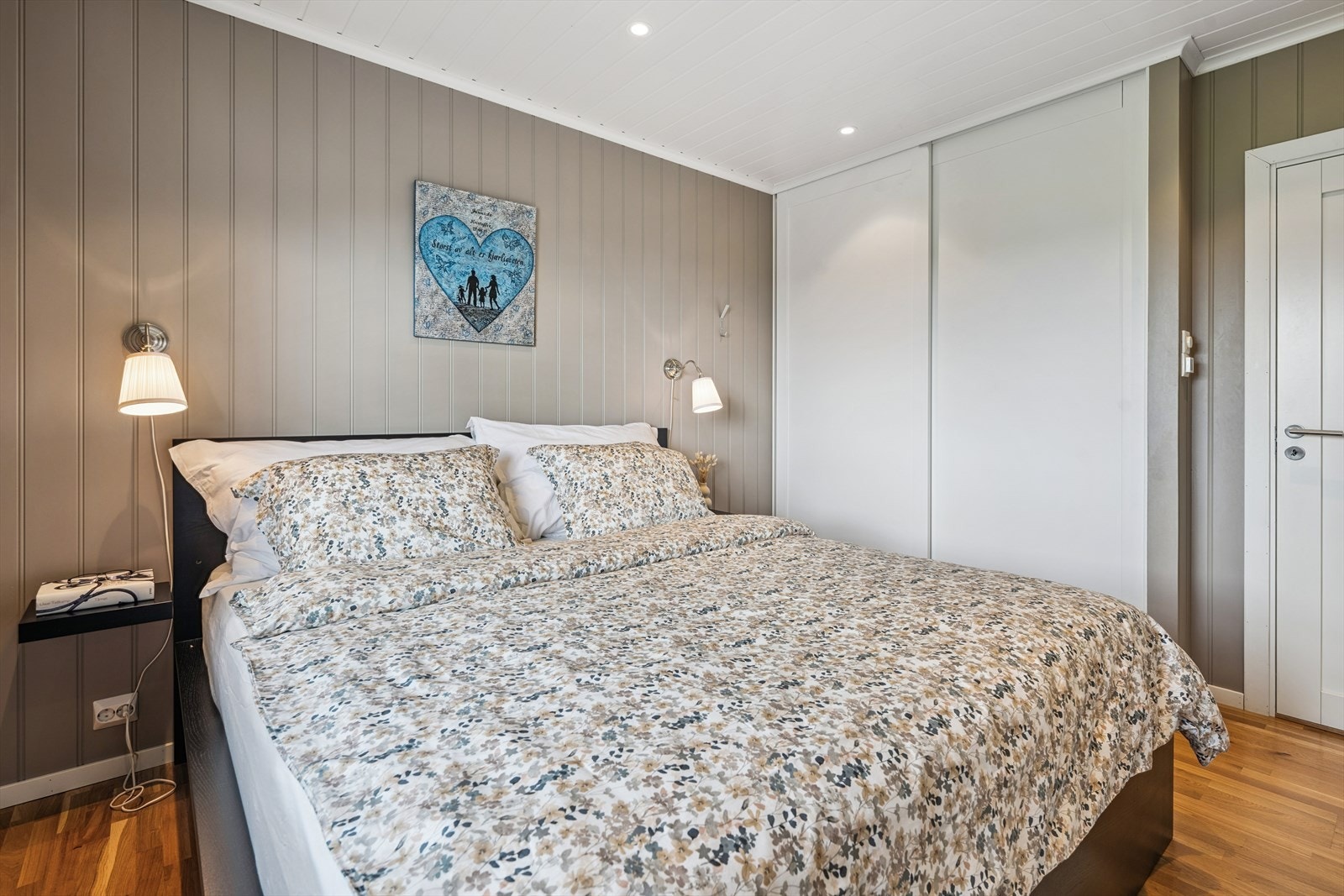 Soverom i 1.etg. med skyvedørsgarderobe Galleribilde