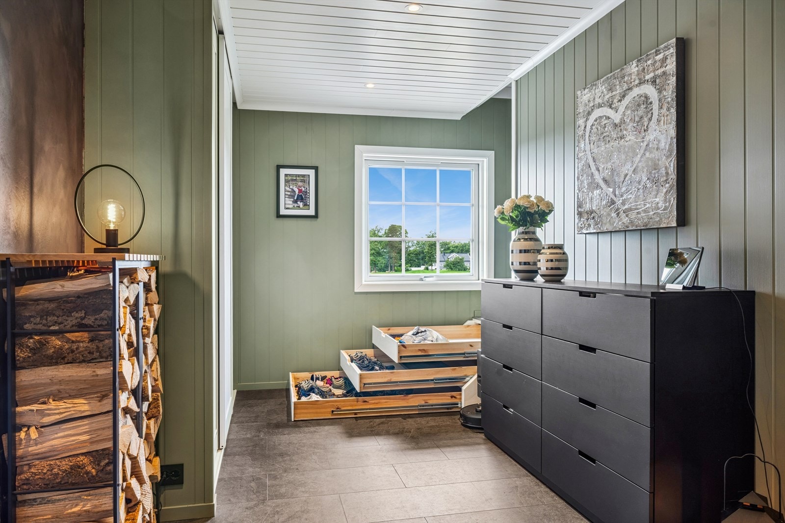 Praktiske skuffer i trappen som fører deg opp i 2.etg. Galleribilde