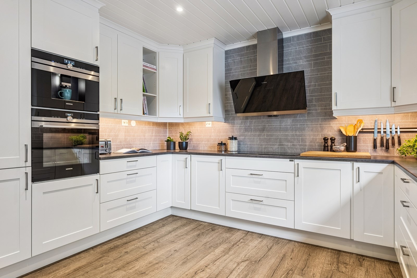 Lekker kjøkkeninnredning med slette fronter Galleribilde