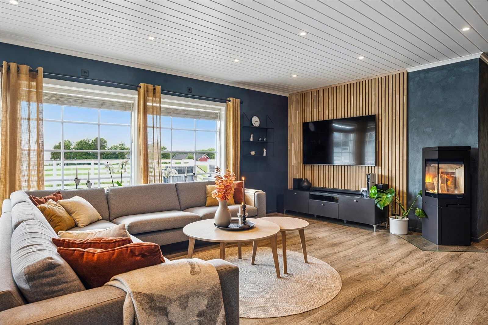 Koselig stue med spilevegger og vedovn (ny 2024) Galleribilde