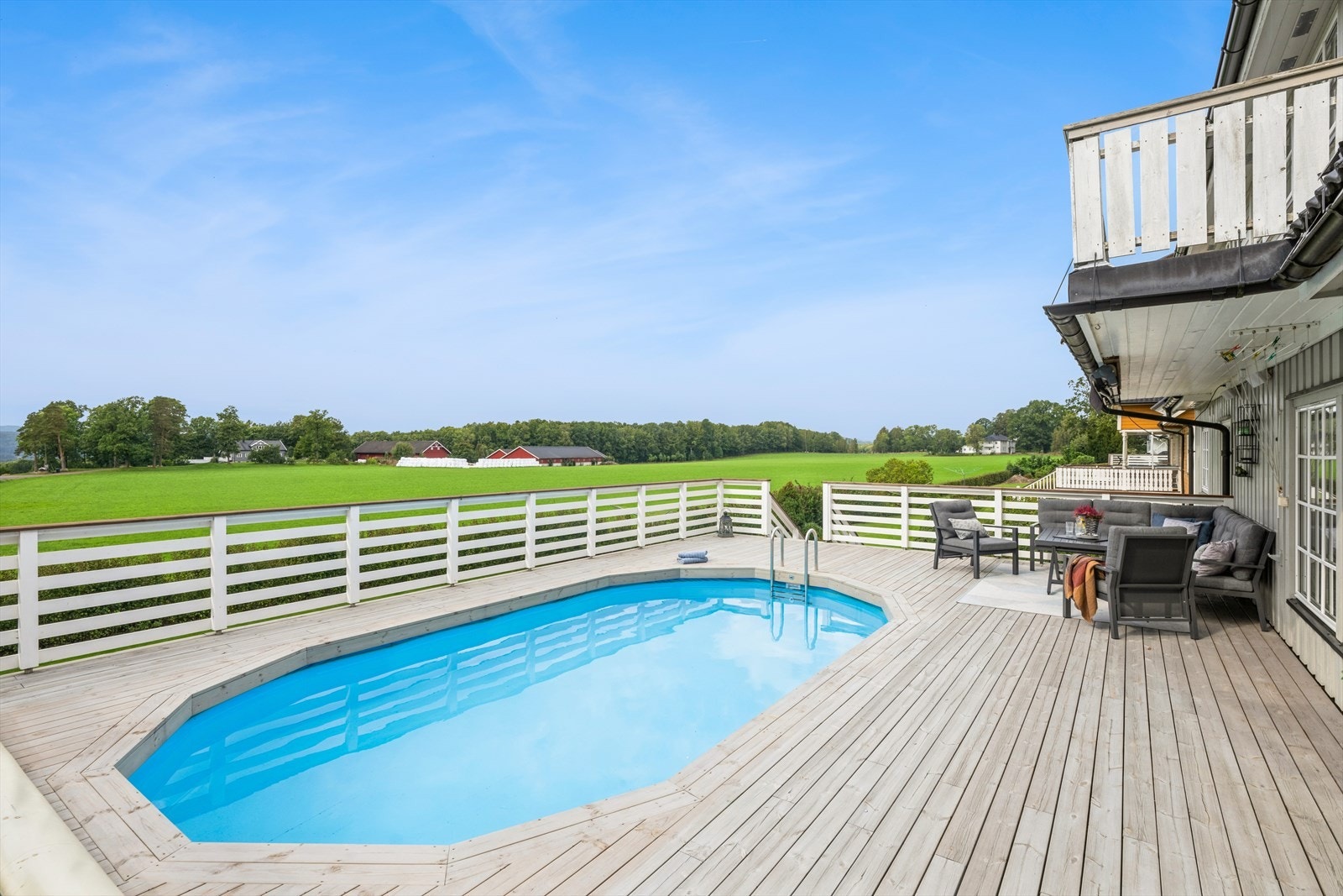 Stort badebasseng integrert i terrassen Galleribilde