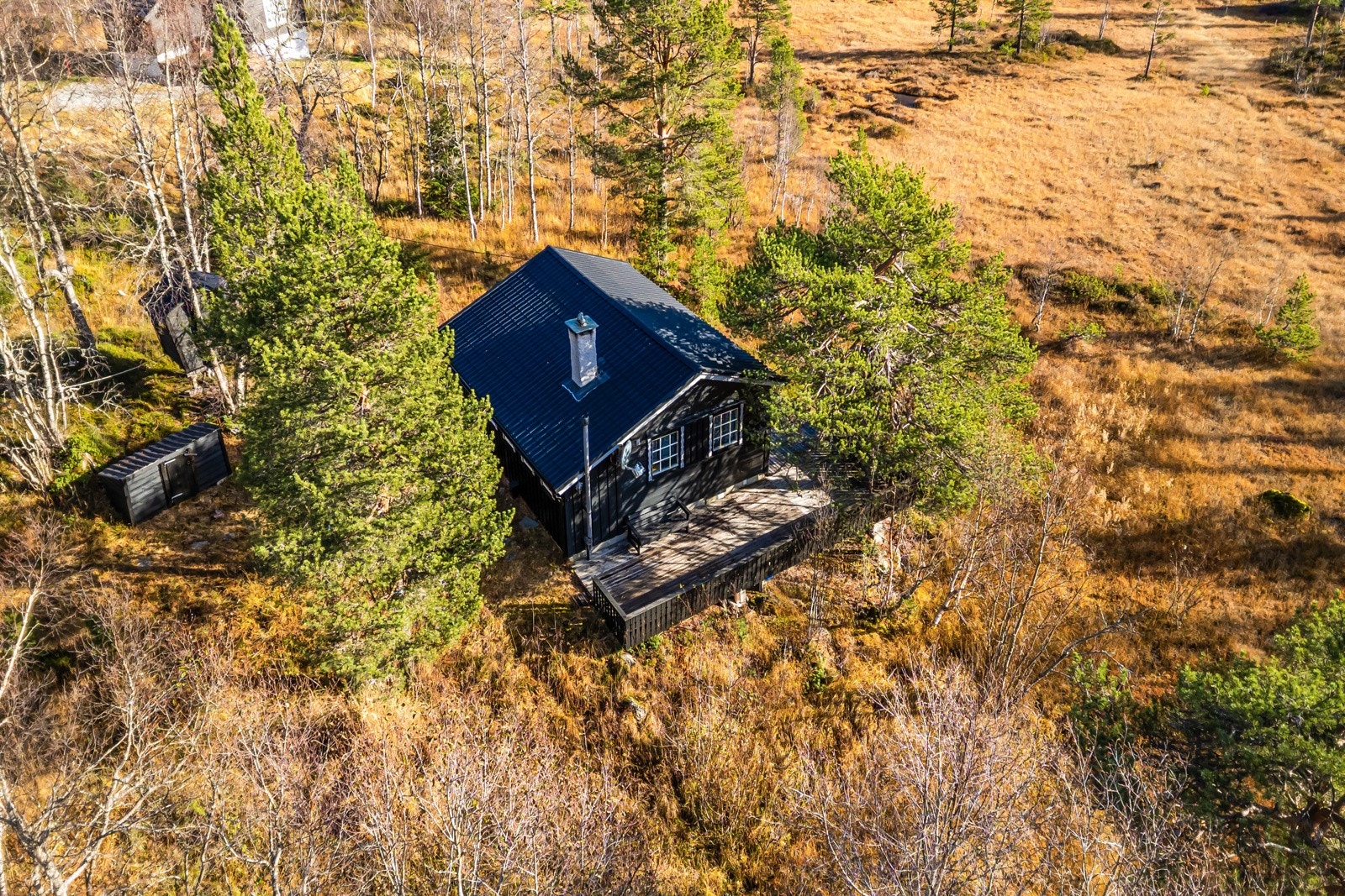 Perfekt for barnefamilier som ønsker en enkel helgeutflukt, friluftsinteresserte som søker turterreng rett utenfor døren, eller pensjonister som drømmer om et fredelig sted å trekke seg tilbake. Galleribilde