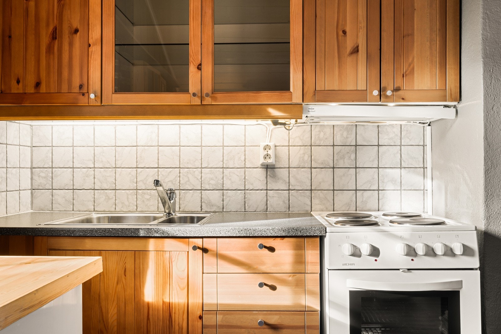 Det er kjøkkenventilator med avtrekk ut. Galleribilde