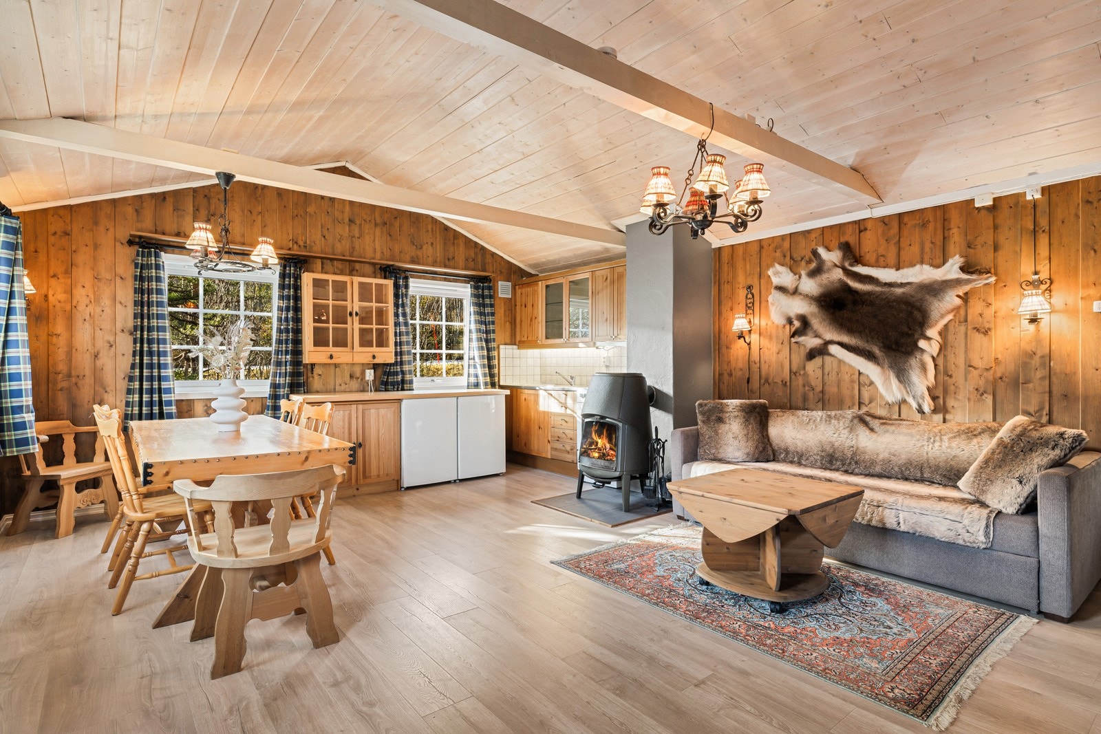 Stue/kjøkken er av god størrelse med plass til ønsket møblering i ulike soner. Galleribilde