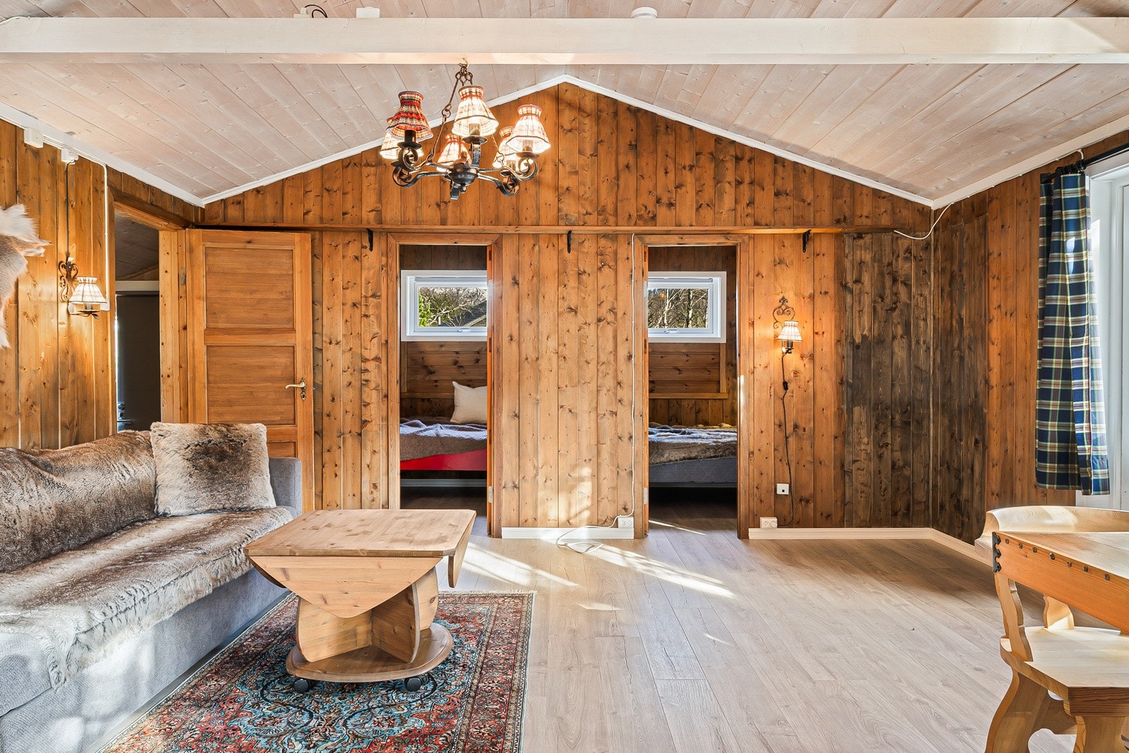 Hytten har to soverom, men totalt er det 7 soveplasser (uttrekkbar dobbel sovesofa på stuen). Galleribilde