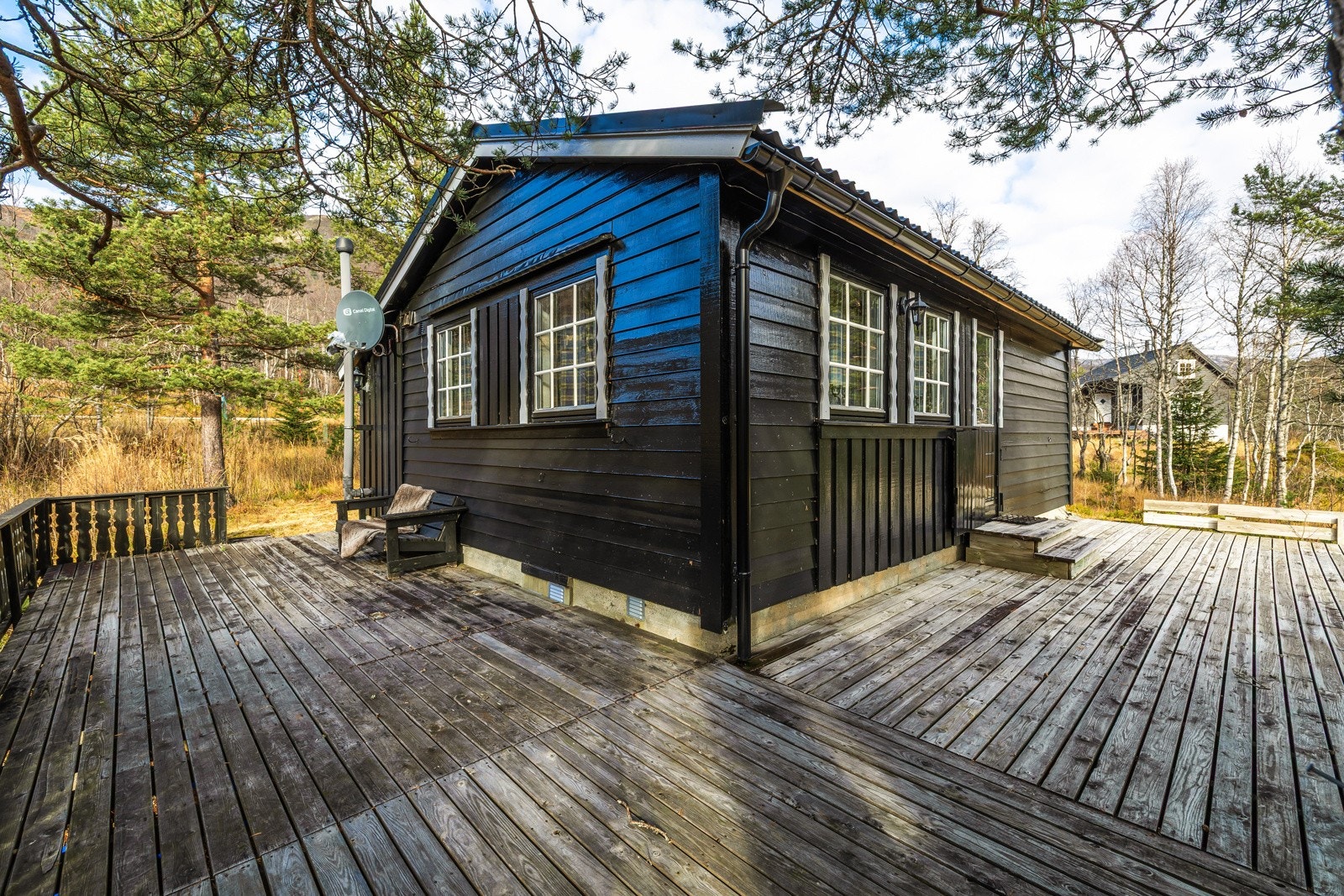 Ute har du en trivelig terrasse med utsikt og gode solforhold. Galleribilde