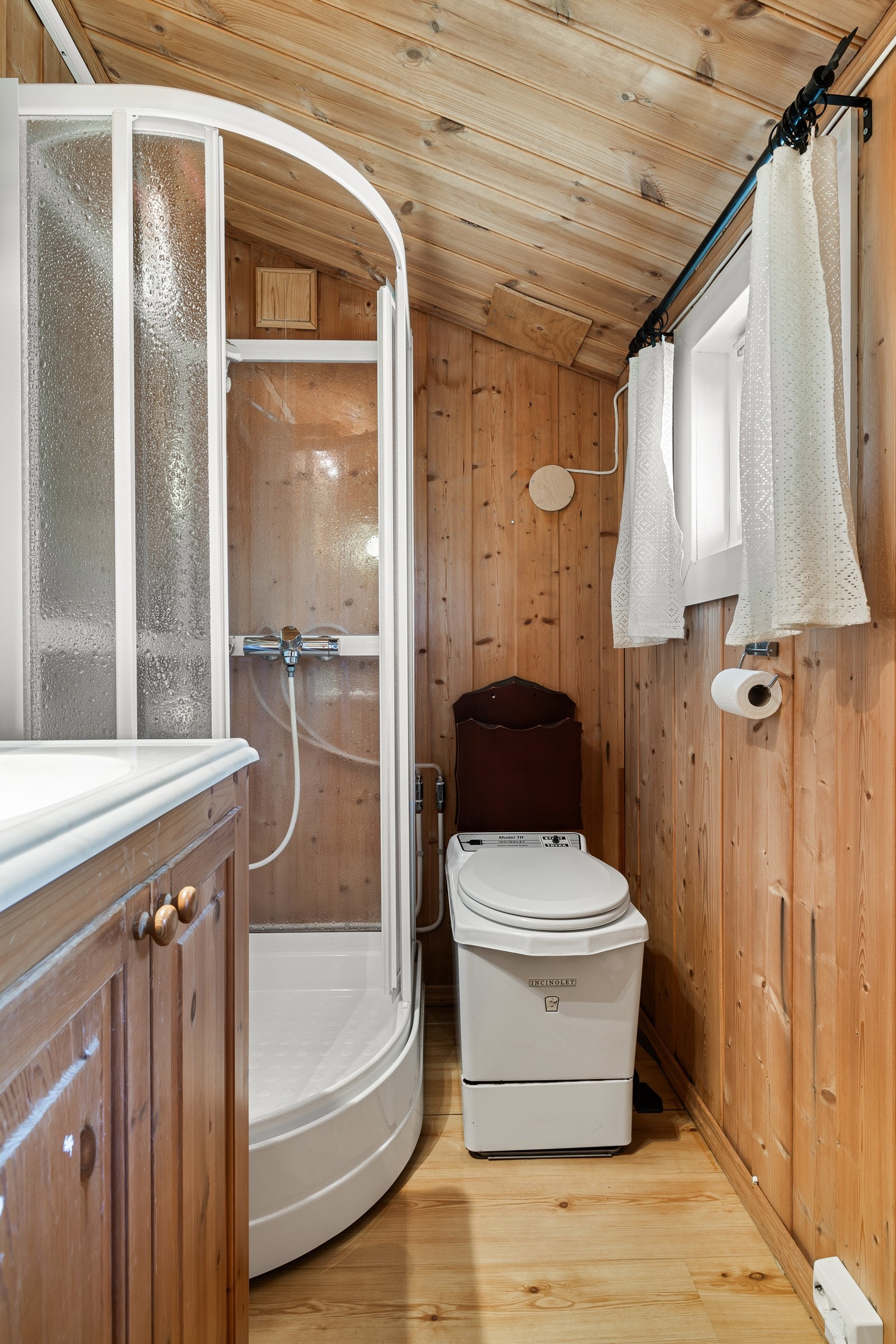 Forbrenningstoalett med røykrør ut. Galleribilde