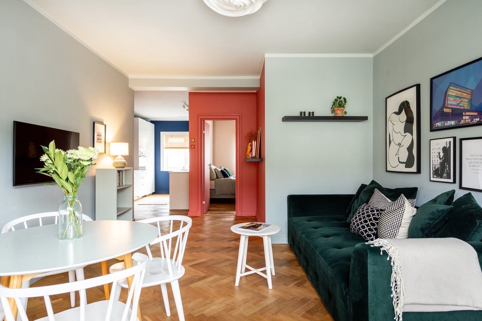 - Leiligheten er malt i freshe farger som gir boligen et særeget preg - Galleribilde