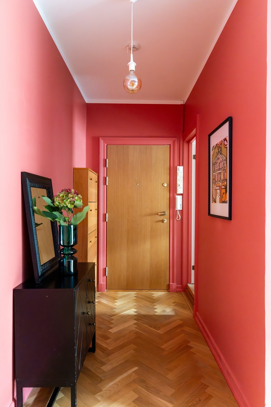 - Velkommen inn! En lys og innbydende entré som gir et godt førsteinntrykk av leiligheten. God plass til sko og yttertøy - Galleribilde