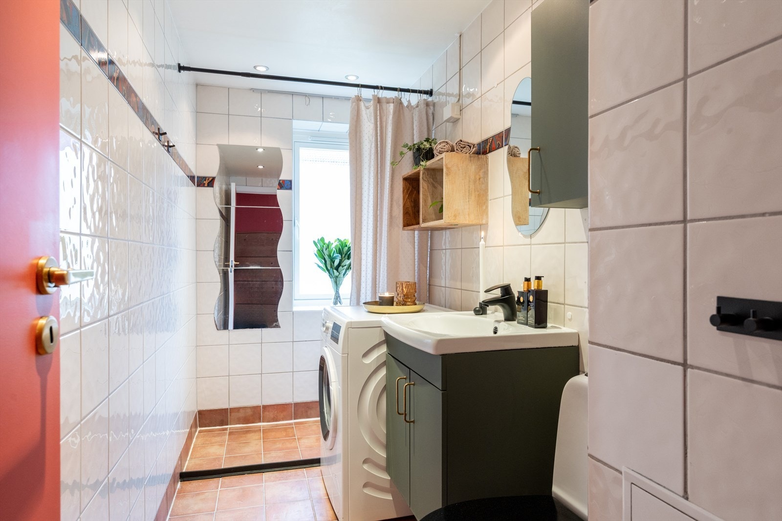 - Flislagt baderom fra 2003 med gulvvarme og opplegg for vaskemaskin - Galleribilde