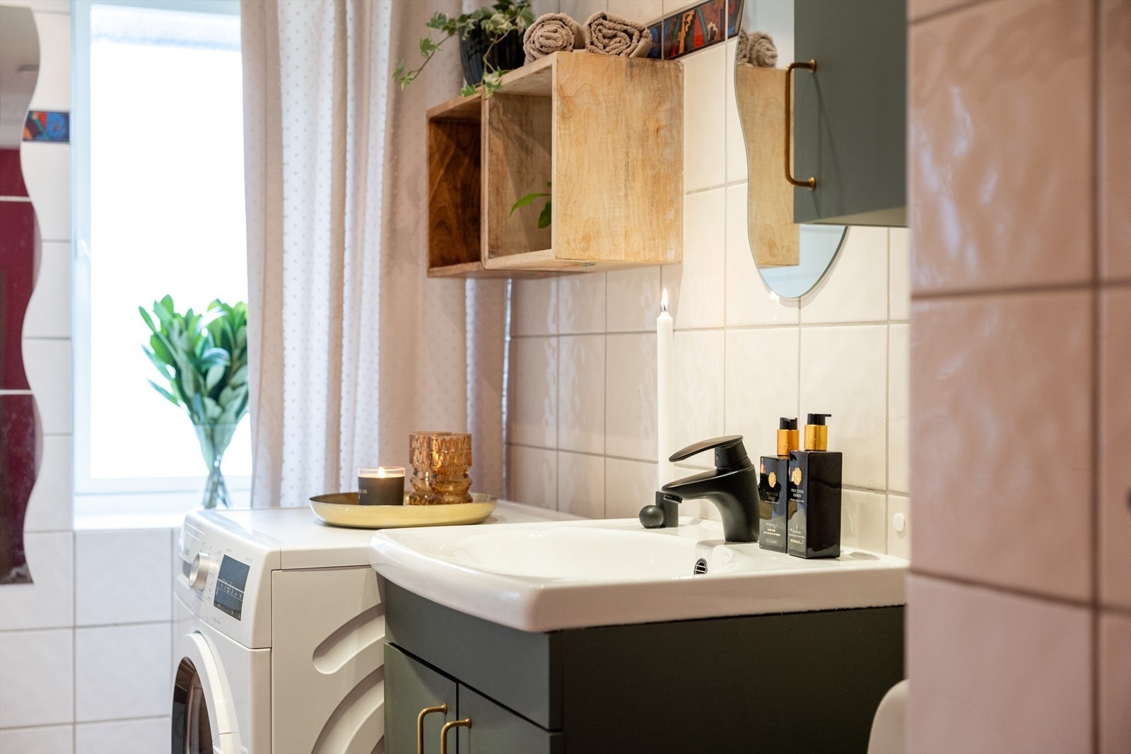 - Baderommet er innredet med gulvstående klosett, baderomsinnredning med heldekkende servant, speil og dusj - Galleribilde