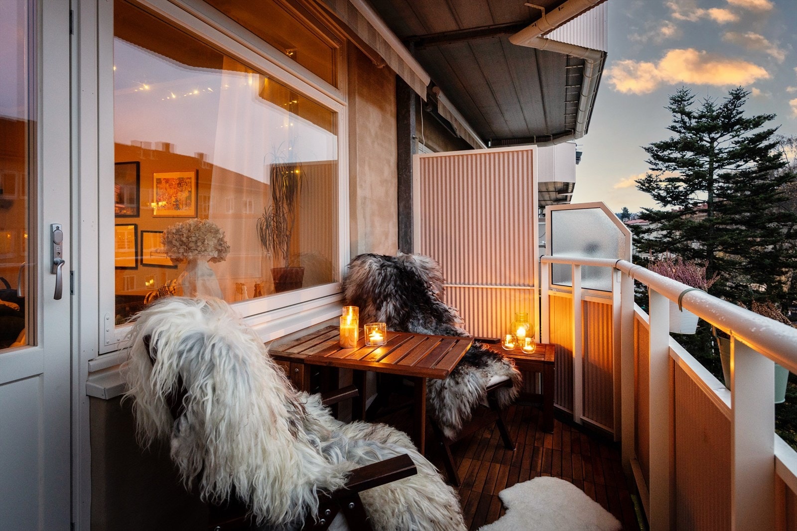 - Vestvendt balkong på ca. 6 kvm med god plass til utemøblement og grill. På balkongen er det sol fra ca. 14 til solnedgang midtsommers - Galleribilde