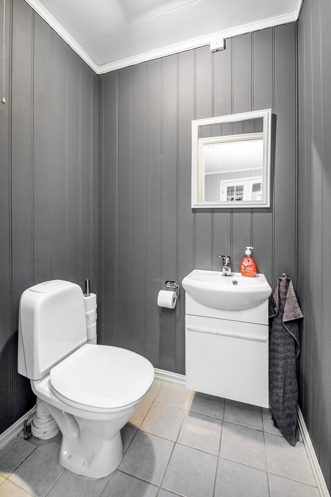 Toalett med wc og håndvask i innredning Galleribilde