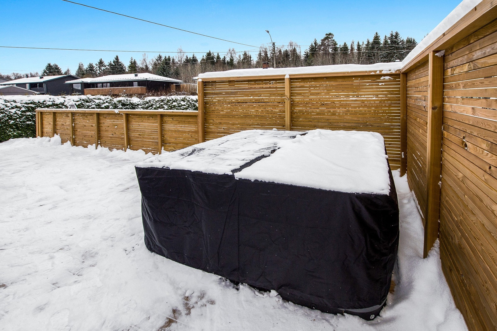 En usjenert og solrik terrasse på 61 kvm (Jacuzzi medfølger ikke) Galleribilde